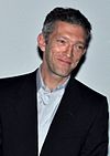 https://upload.wikimedia.org/wikipedia/commons/thumb/a/ac/Vincent_Cassel_le_moine.jpg/100px-Vincent_Cassel_le_moine.jpg